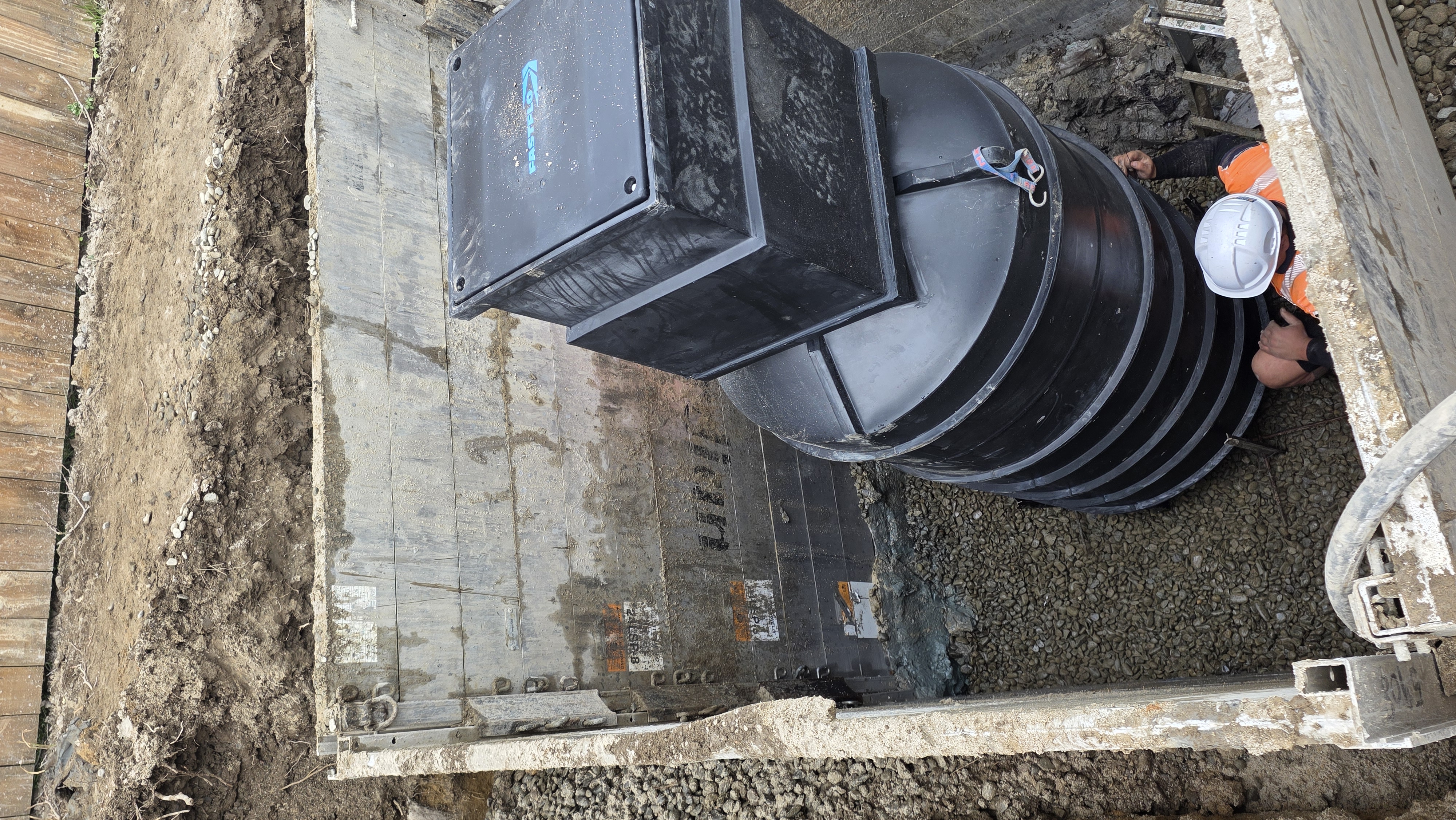Wastewater retention tank installation