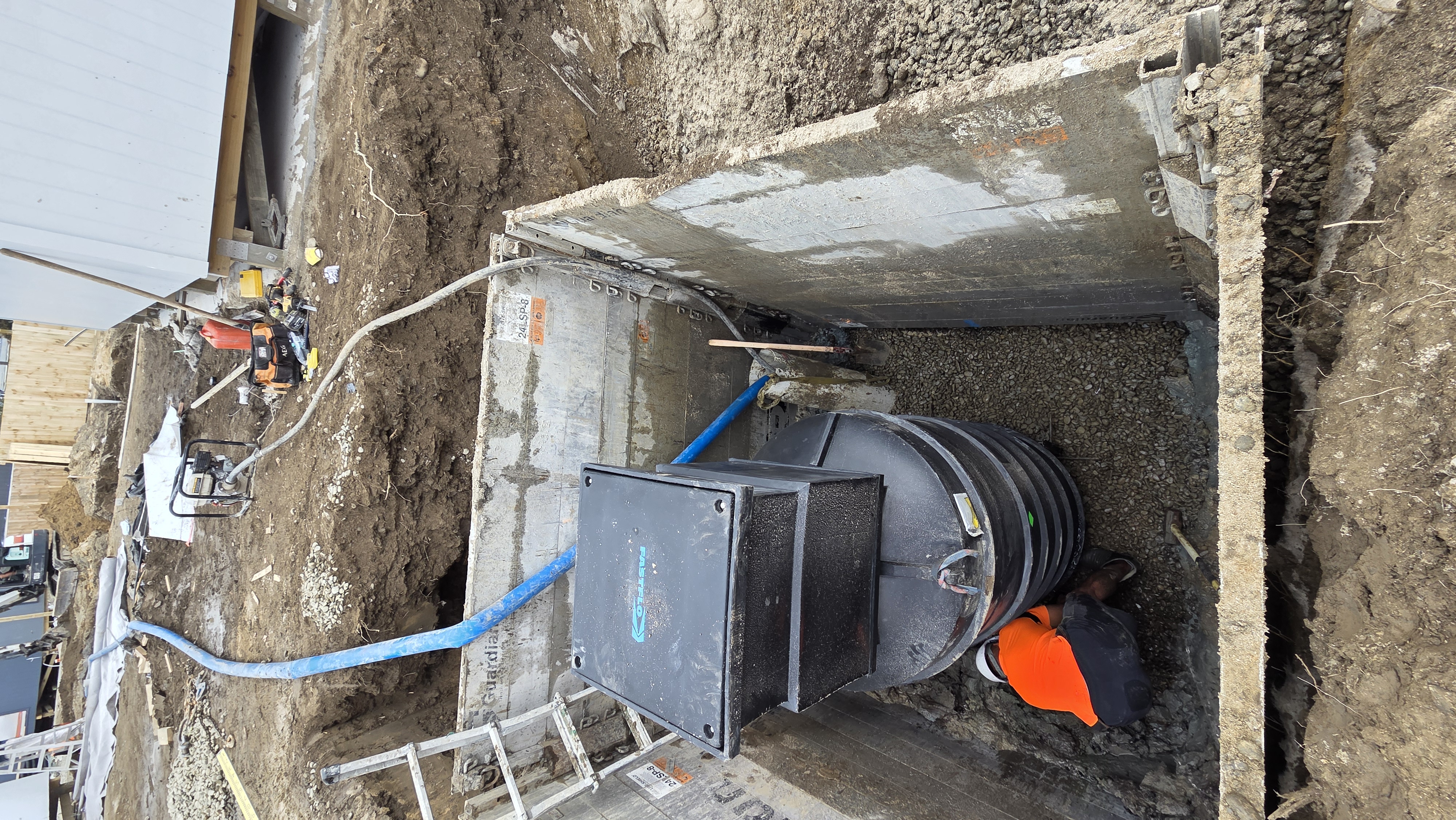 Wastewater retention tank installation